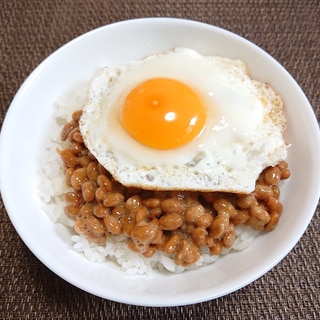 目玉焼き納豆ご飯